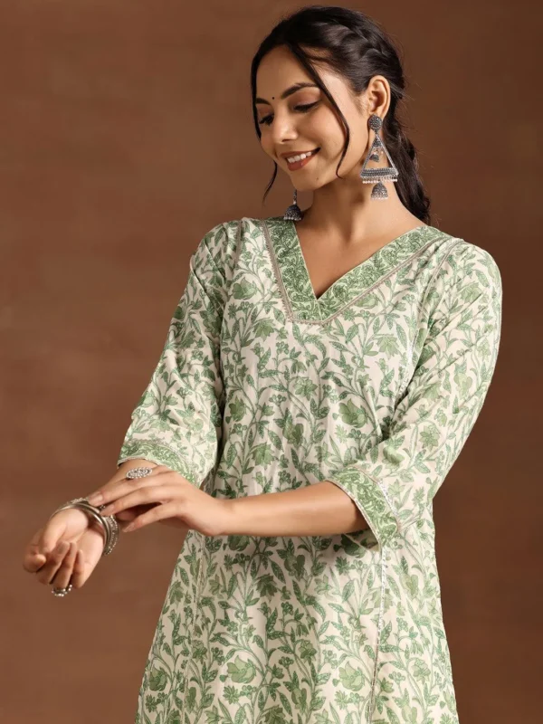 Women Green Printed Cotton Straight Kurta - Image 2