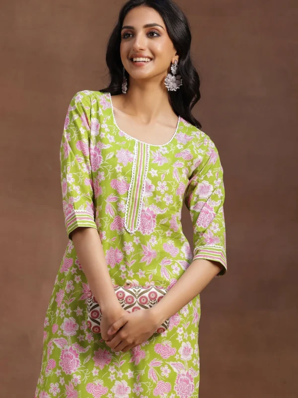 Women Green Printed Cotton Straight Kurta - Image 3